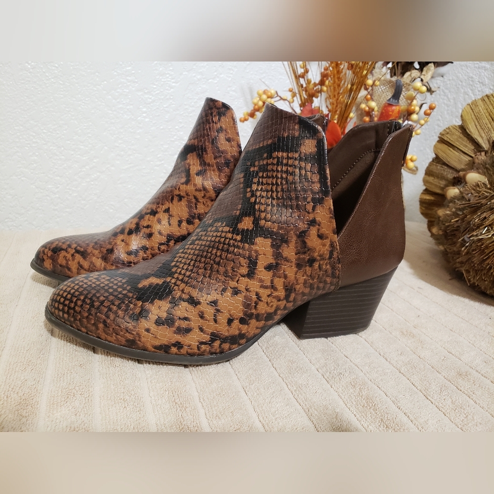 Brown Snake Print Ankle Booties Boots By R2, Sz 10 Women's